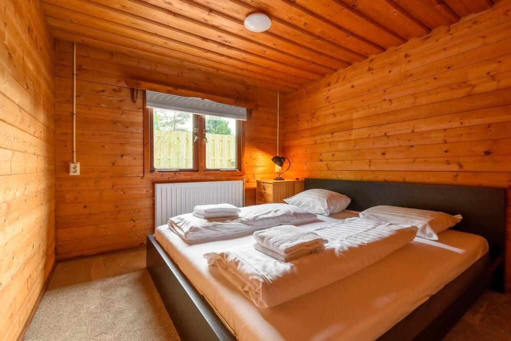 Spacious Wooden Cottage With Infra-Red Sauna At Veluwe Putten Eksteriør billede