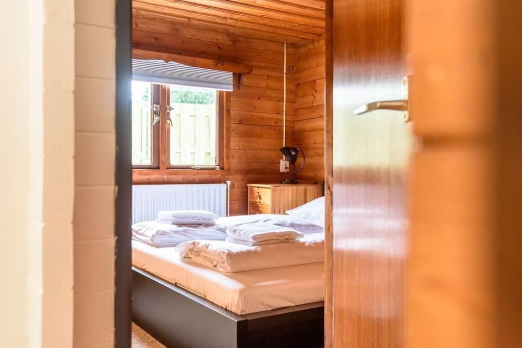 Spacious Wooden Cottage With Infra-Red Sauna At Veluwe Putten Eksteriør billede